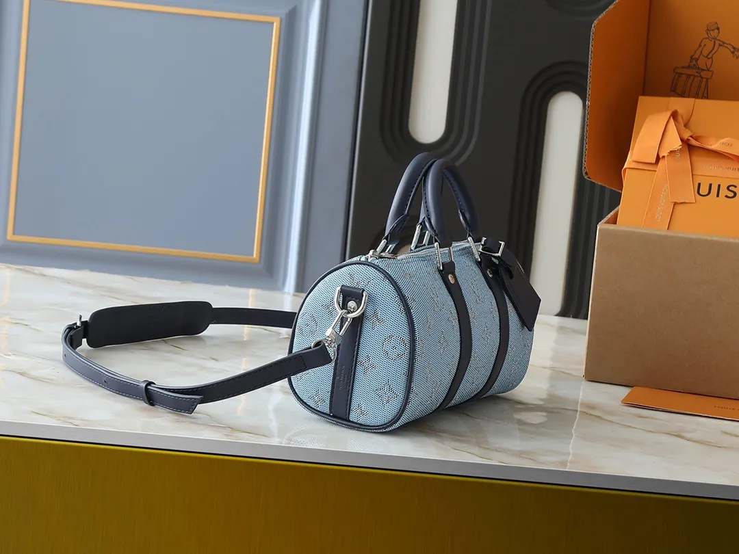 💰240💰Upgraded from the original M14078 M01942 M15076 M24434 M46271 M20900 M46249 This handbag condenses the classic silhouette of the Keepall travel bag. It is made of Monogram embossed Taurillon leather. The compact structure is suitable for storing small items such as mobile phones and wallets. With its clever use of leather handles and detachable shoulder strap, it's easy to carry with you in trendy style. Detailed features Dimensions: 25✘15✘11 cm