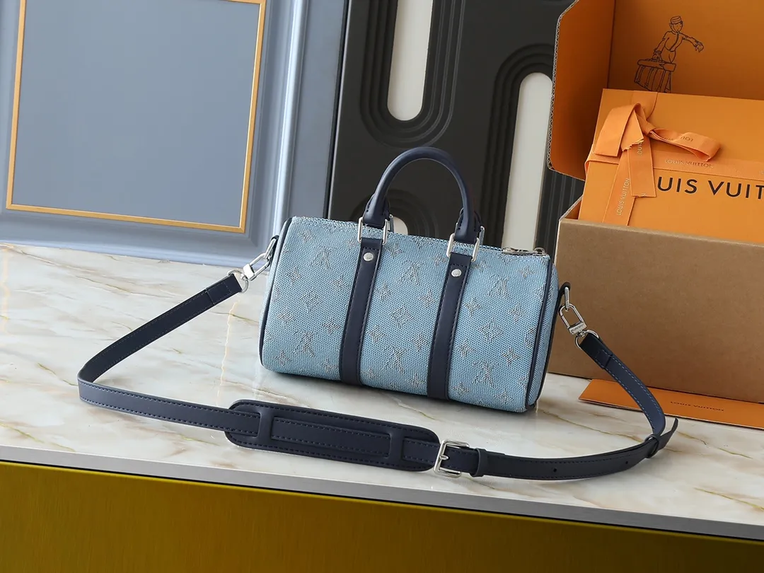 💰240💰Upgraded from the original M14078 M01942 M15076 M24434 M46271 M20900 M46249 This handbag condenses the classic silhouette of the Keepall travel bag. It is made of Monogram embossed Taurillon leather. The compact structure is suitable for storing small items such as mobile phones and wallets. With its clever use of leather handles and detachable shoulder strap, it's easy to carry with you in trendy style. Detailed features Dimensions: 25✘15✘11 cm