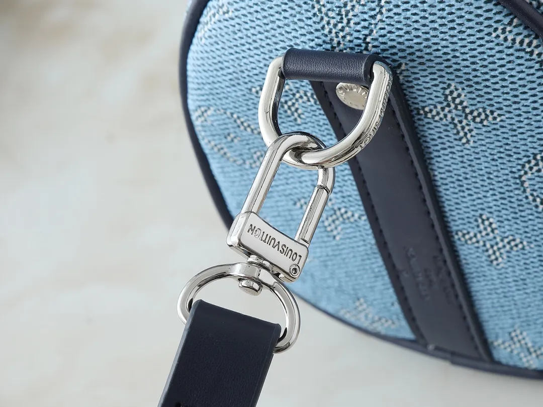 💰240💰Upgraded from the original M14078 M01942 M15076 M24434 M46271 M20900 M46249 This handbag condenses the classic silhouette of the Keepall travel bag. It is made of Monogram embossed Taurillon leather. The compact structure is suitable for storing small items such as mobile phones and wallets. With its clever use of leather handles and detachable shoulder strap, it's easy to carry with you in trendy style. Detailed features Dimensions: 25✘15✘11 cm
