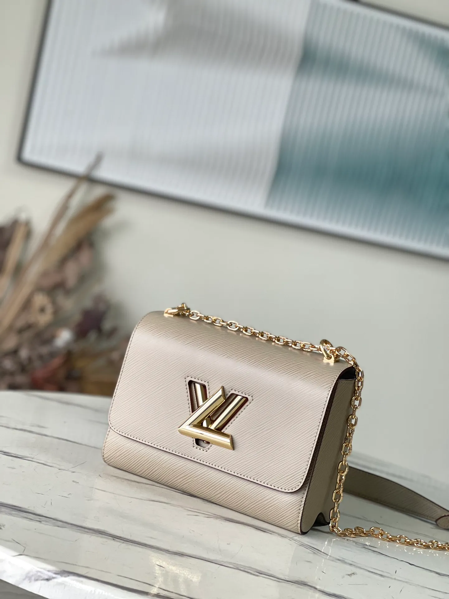 💰1160 (top-grain leather) top-quality original M21112 elephant gray Twist handbag made its debut at the 2015 Cruise early spring show and became a new classic of the brand. This medium Twist chain bag is crafted from iconic Epi leather and features the LV Twist lock in dazzling metal. The wavy bottom creates ample space, and the sliding chain shoulder strap can be folded over the shoulder or unfolded to be worn cross-body, making it easy to shine day and night. Dimensions: 23 x 17 x 9.5 cm