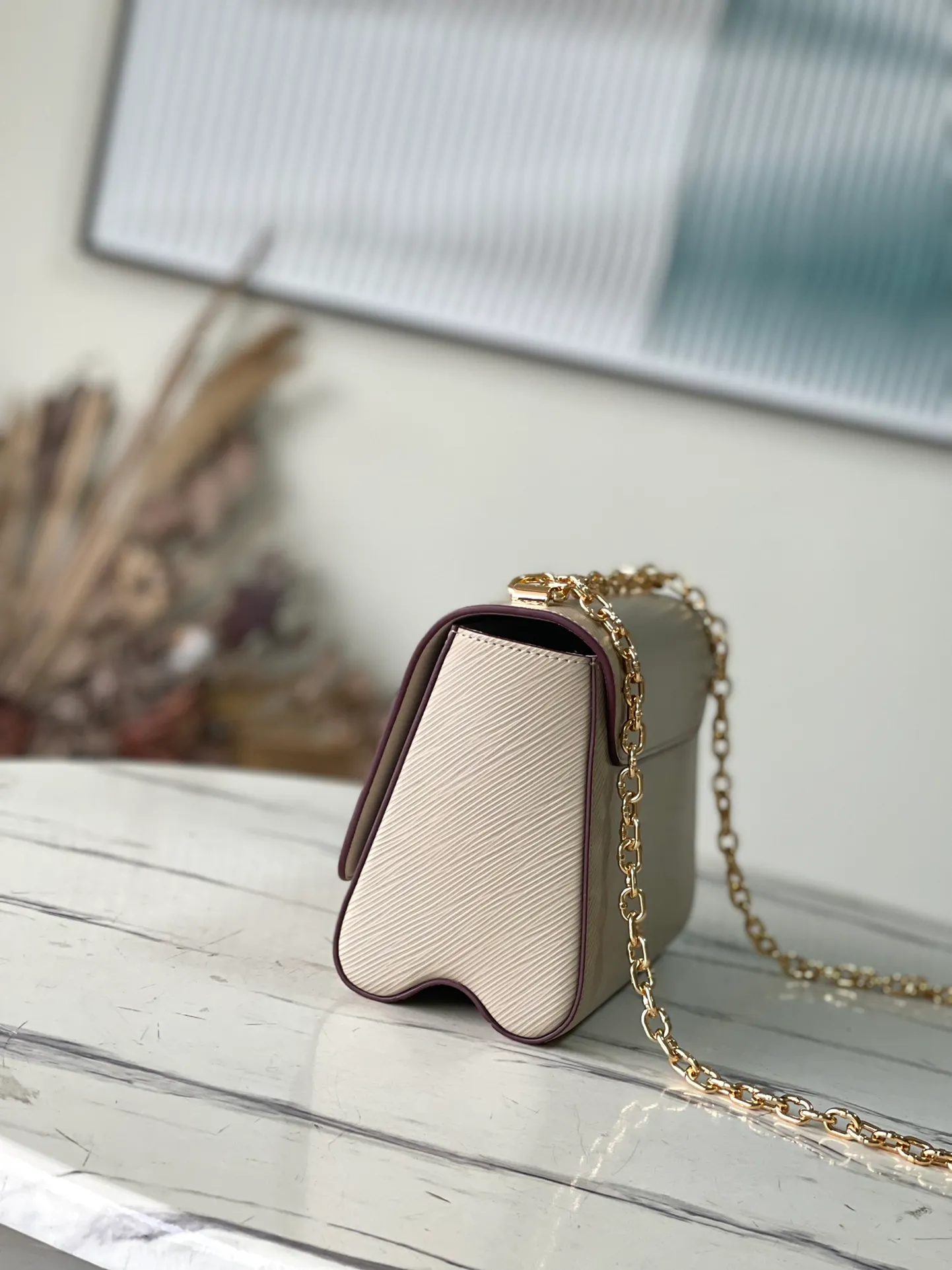 💰1160 (top-grain leather) top-quality original M21112 elephant gray Twist handbag made its debut at the 2015 Cruise early spring show and became a new classic of the brand. This medium Twist chain bag is crafted from iconic Epi leather and features the LV Twist lock in dazzling metal. The wavy bottom creates ample space, and the sliding chain shoulder strap can be folded over the shoulder or unfolded to be worn cross-body, making it easy to shine day and night. Dimensions: 23 x 17 x 9.5 cm