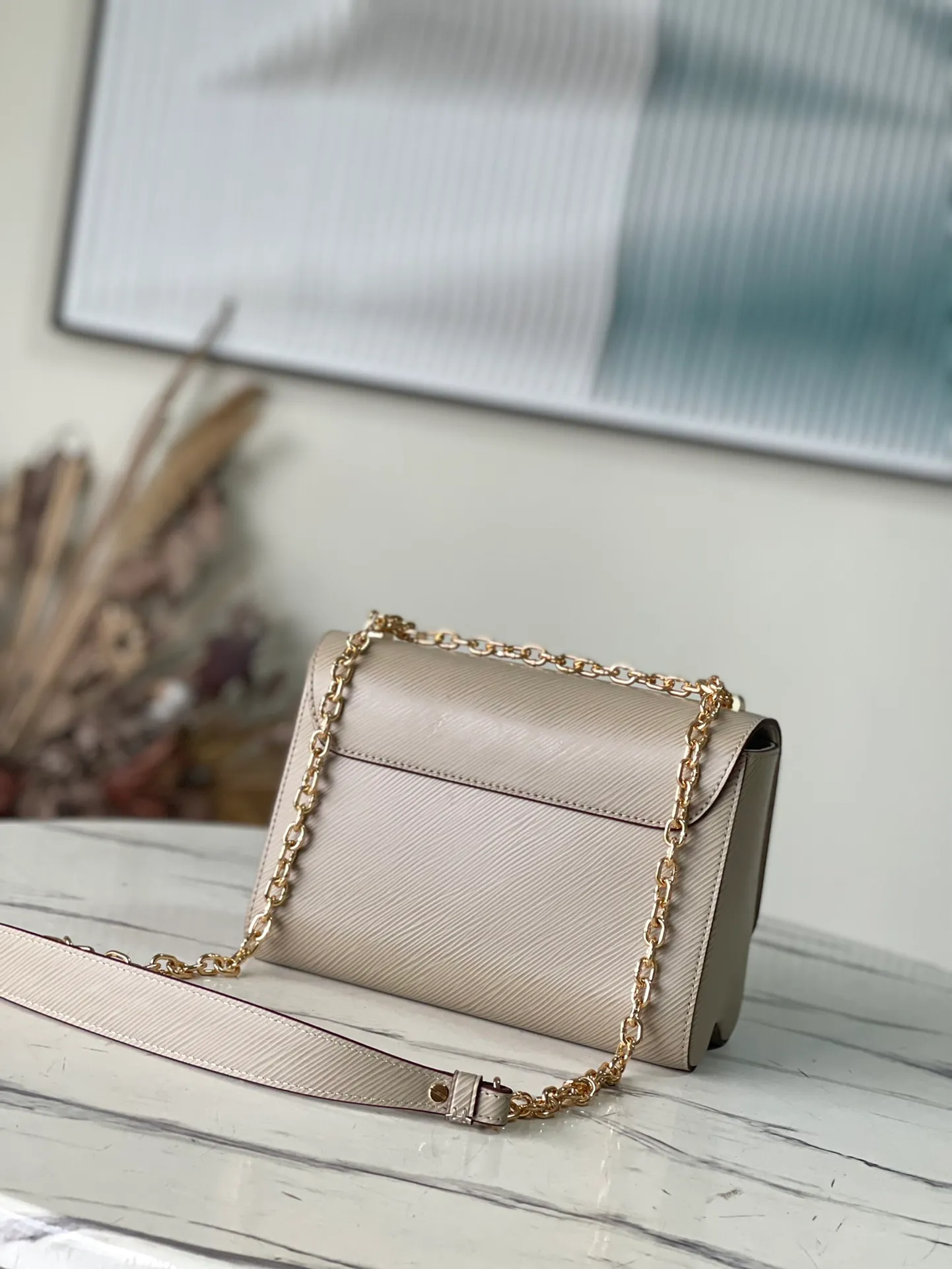 💰1160 (top-grain leather) top-quality original M21112 elephant gray Twist handbag made its debut at the 2015 Cruise early spring show and became a new classic of the brand. This medium Twist chain bag is crafted from iconic Epi leather and features the LV Twist lock in dazzling metal. The wavy bottom creates ample space, and the sliding chain shoulder strap can be folded over the shoulder or unfolded to be worn cross-body, making it easy to shine day and night. Dimensions: 23 x 17 x 9.5 cm
