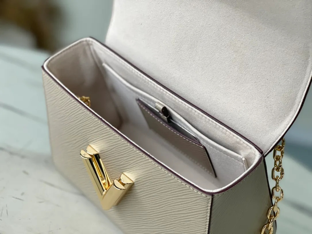 💰1160 (top-grain leather) top-quality original M21112 elephant gray Twist handbag made its debut at the 2015 Cruise early spring show and became a new classic of the brand. This medium Twist chain bag is crafted from iconic Epi leather and features the LV Twist lock in dazzling metal. The wavy bottom creates ample space, and the sliding chain shoulder strap can be folded over the shoulder or unfolded to be worn cross-body, making it easy to shine day and night. Dimensions: 23 x 17 x 9.5 cm