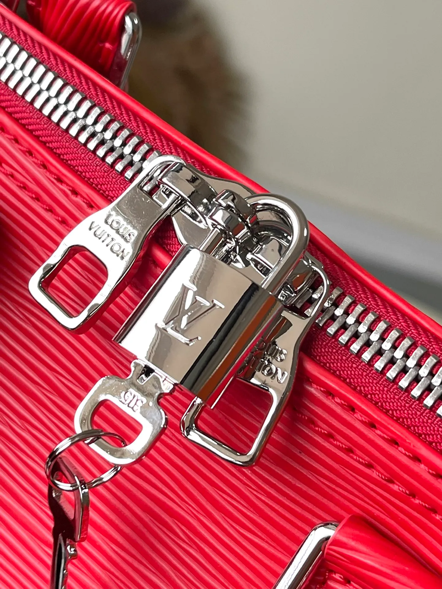 💰1560 (top layer leather) top original order M23721 This Keepall Bandouliere50 handbag is made of the brand's new Epi Dimensions: 50 × 29 × 23 cm