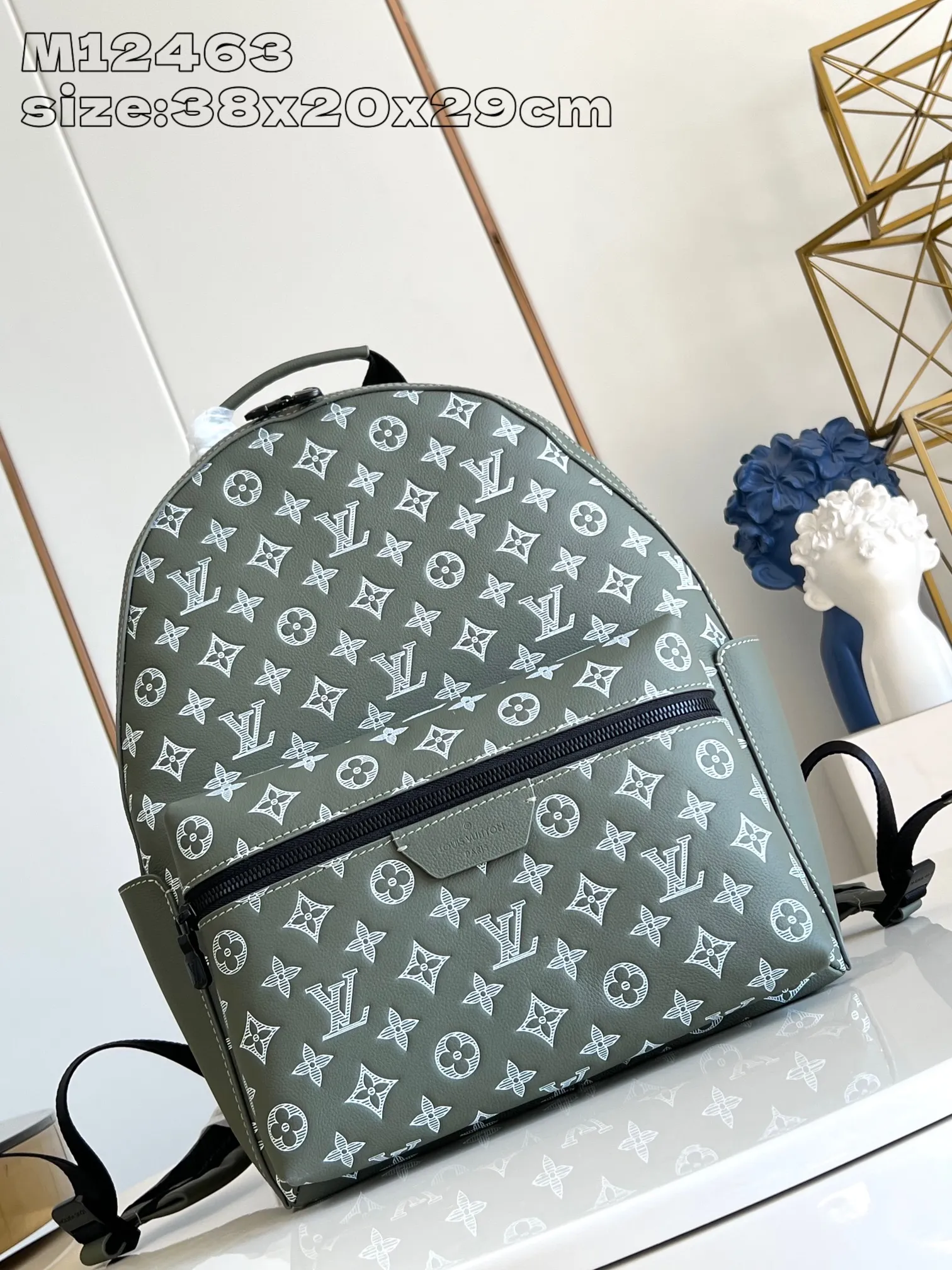 💰1340 (top-grain leather) top-quality original individual real shot M12463] This Discovery small backpack is made of Monogram Shadow embossed cow leather, injecting fresh outdoor style into the classic design. Its sleek shape features multiple internal and external pockets, making it ideal for everyday travel. 38 x 20 x 29 cm (height x width x length)