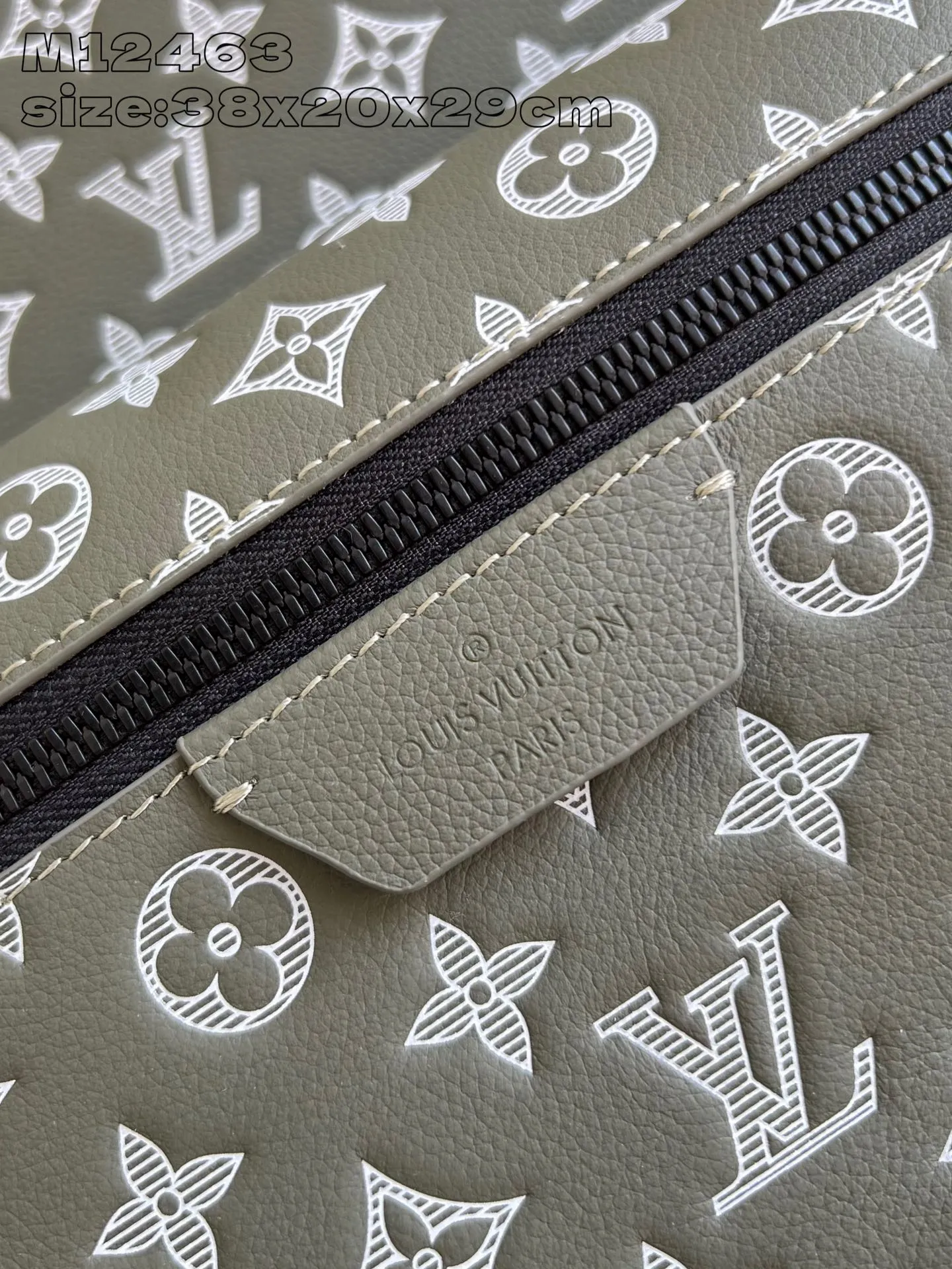💰1340 (top-grain leather) top-quality original individual real shot M12463] This Discovery small backpack is made of Monogram Shadow embossed cow leather, injecting fresh outdoor style into the classic design. Its sleek shape features multiple internal and external pockets, making it ideal for everyday travel. 38 x 20 x 29 cm (height x width x length)