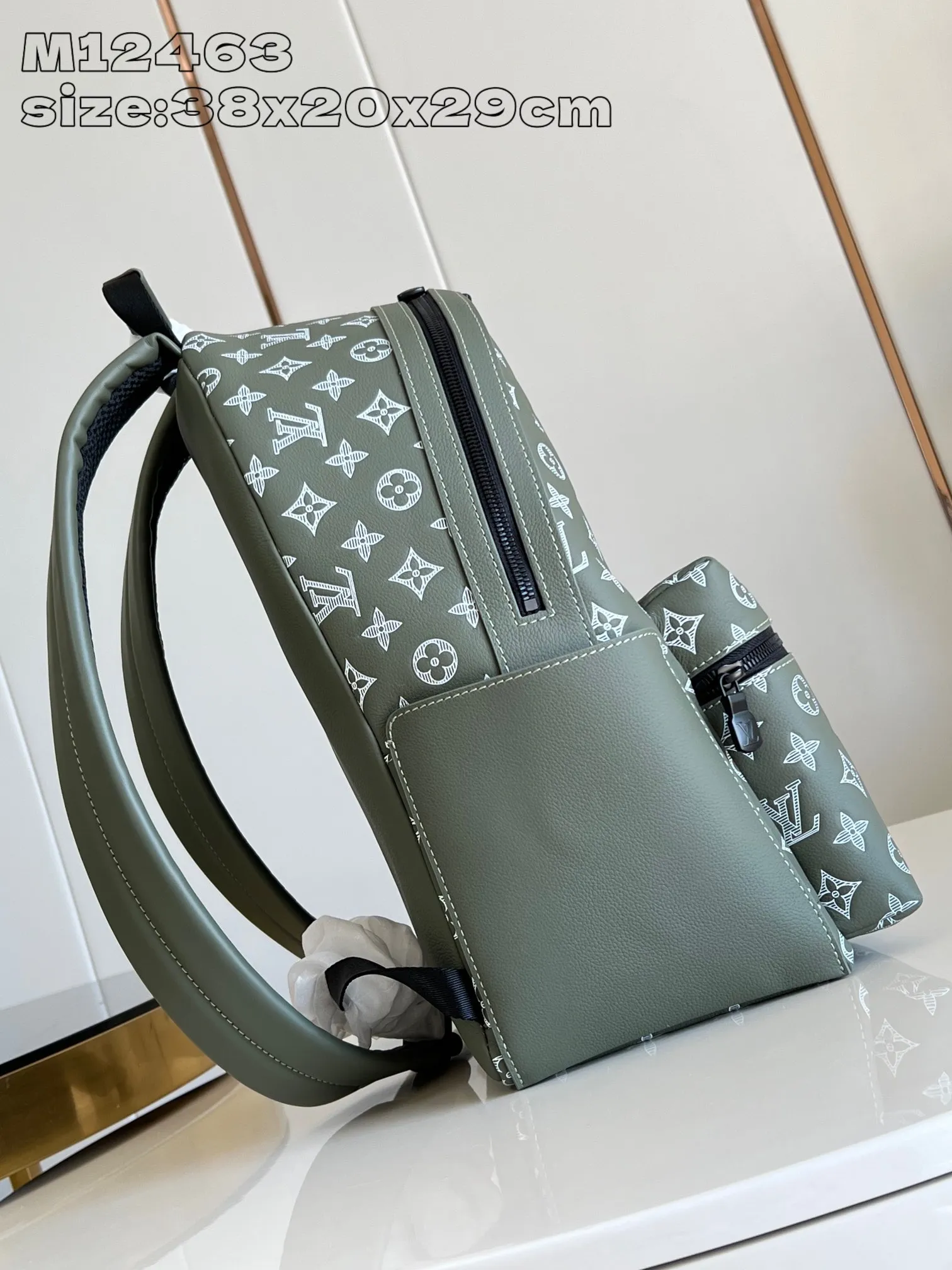 💰1340 (top-grain leather) top-quality original individual real shot M12463] This Discovery small backpack is made of Monogram Shadow embossed cow leather, injecting fresh outdoor style into the classic design. Its sleek shape features multiple internal and external pockets, making it ideal for everyday travel. 38 x 20 x 29 cm (height x width x length)
