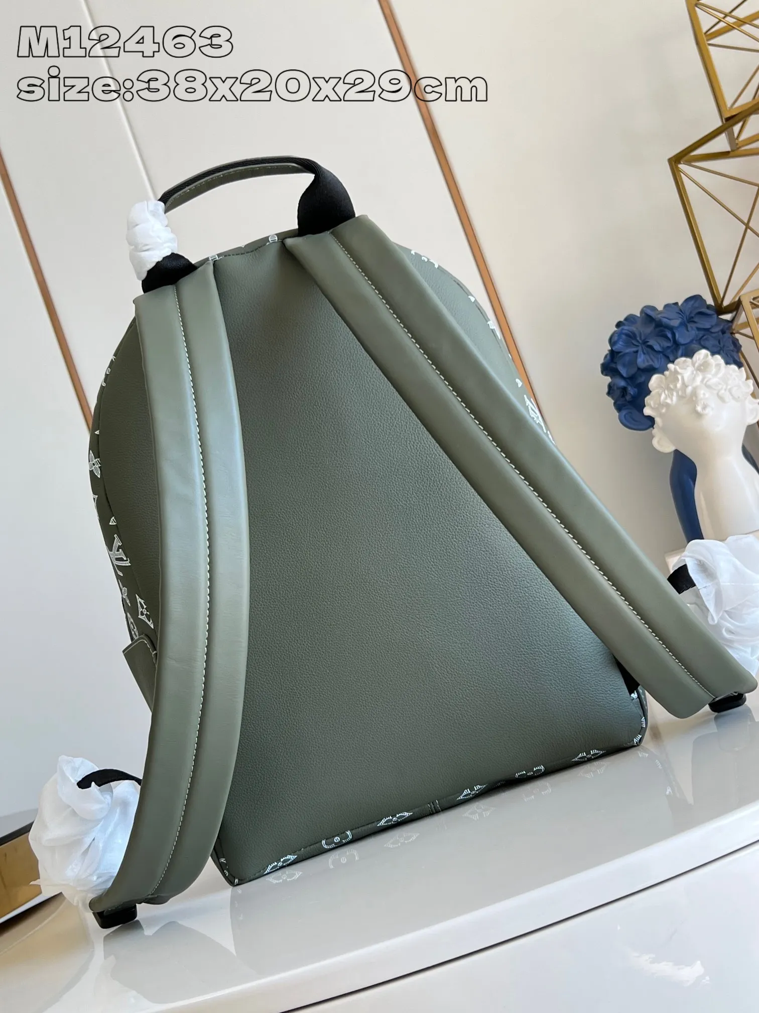 💰1340 (top-grain leather) top-quality original individual real shot M12463] This Discovery small backpack is made of Monogram Shadow embossed cow leather, injecting fresh outdoor style into the classic design. Its sleek shape features multiple internal and external pockets, making it ideal for everyday travel. 38 x 20 x 29 cm (height x width x length)