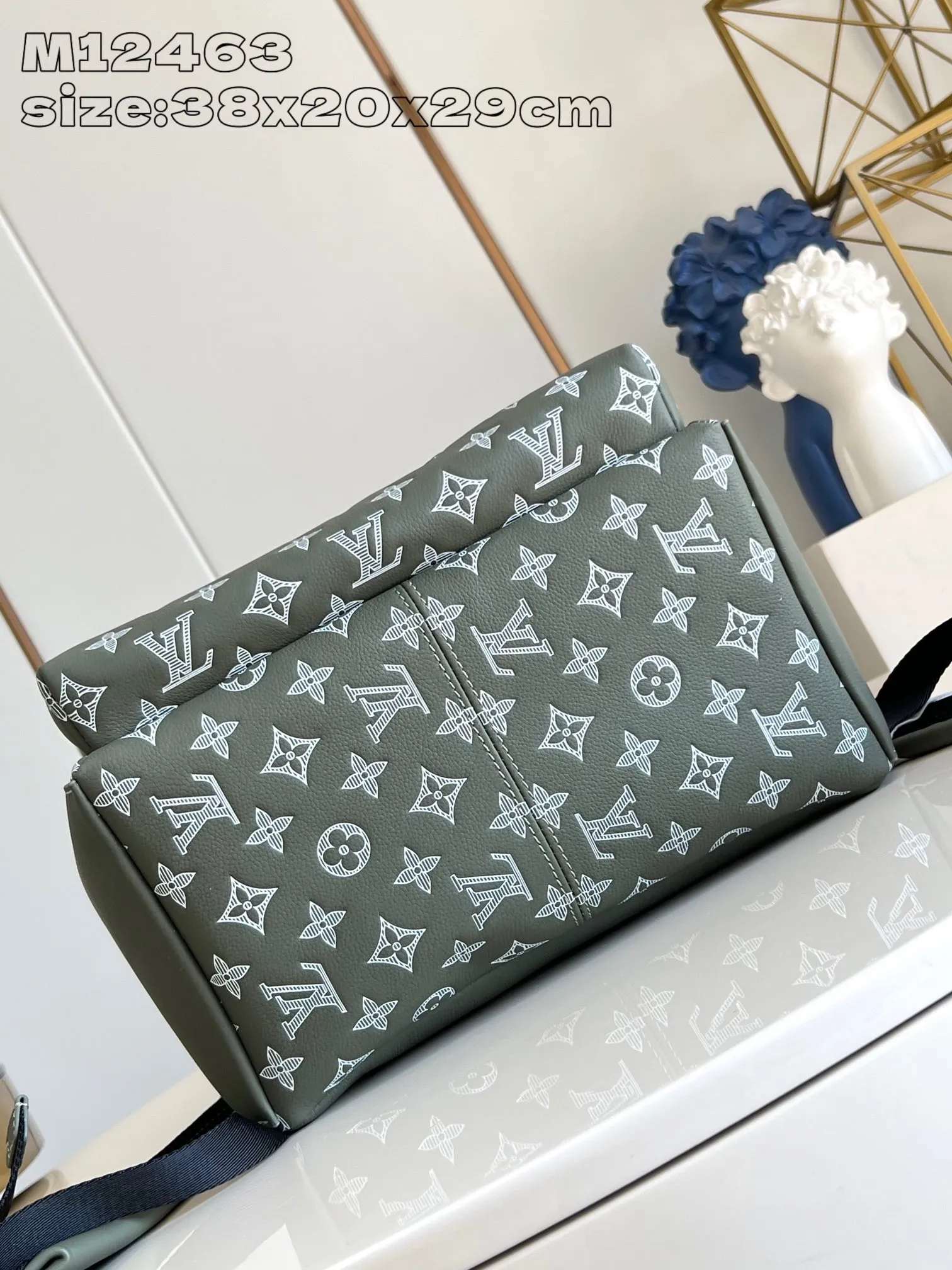 💰1340 (top-grain leather) top-quality original individual real shot M12463] This Discovery small backpack is made of Monogram Shadow embossed cow leather, injecting fresh outdoor style into the classic design. Its sleek shape features multiple internal and external pockets, making it ideal for everyday travel. 38 x 20 x 29 cm (height x width x length)