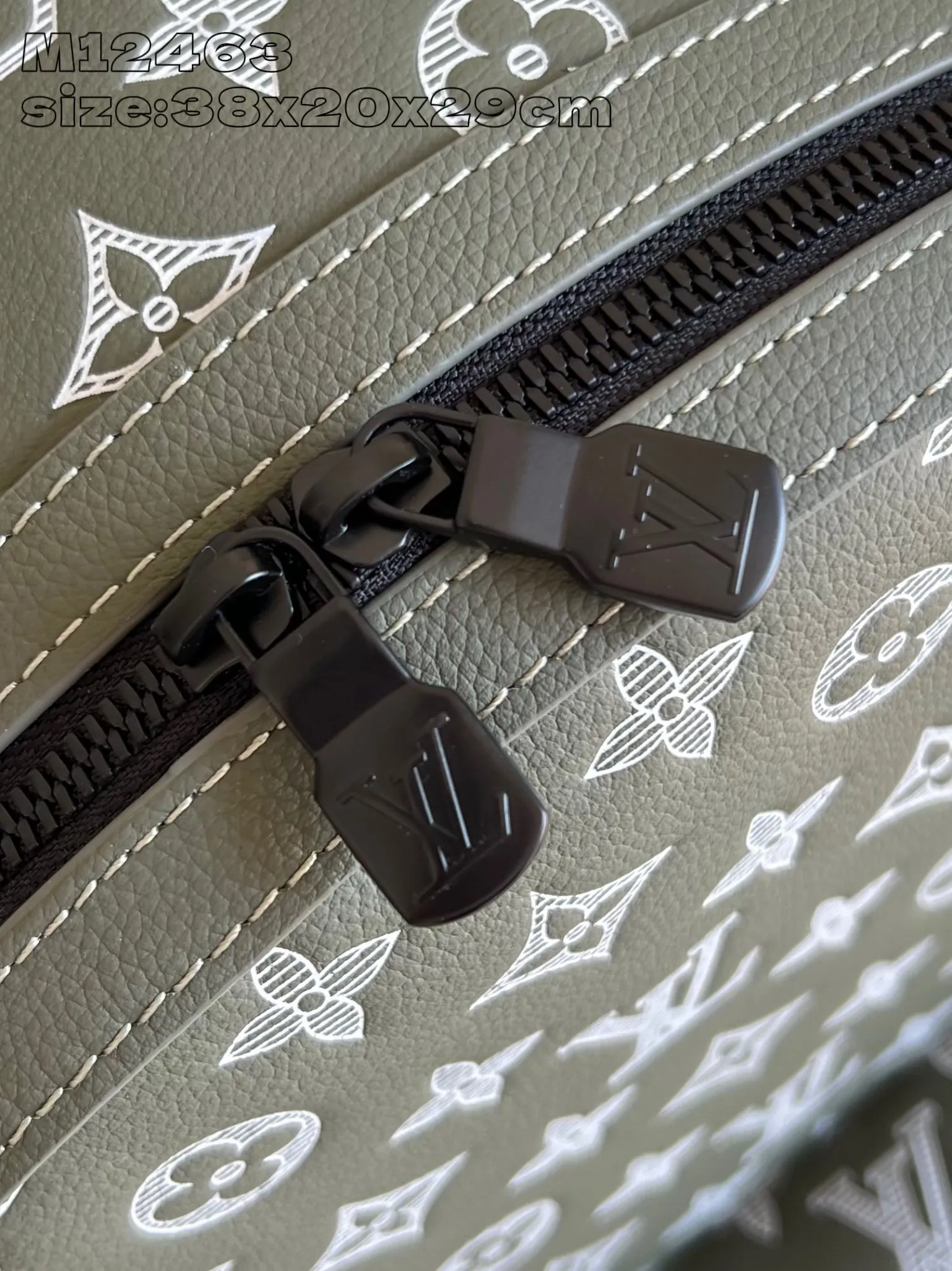 💰1340 (top-grain leather) top-quality original individual real shot M12463] This Discovery small backpack is made of Monogram Shadow embossed cow leather, injecting fresh outdoor style into the classic design. Its sleek shape features multiple internal and external pockets, making it ideal for everyday travel. 38 x 20 x 29 cm (height x width x length)