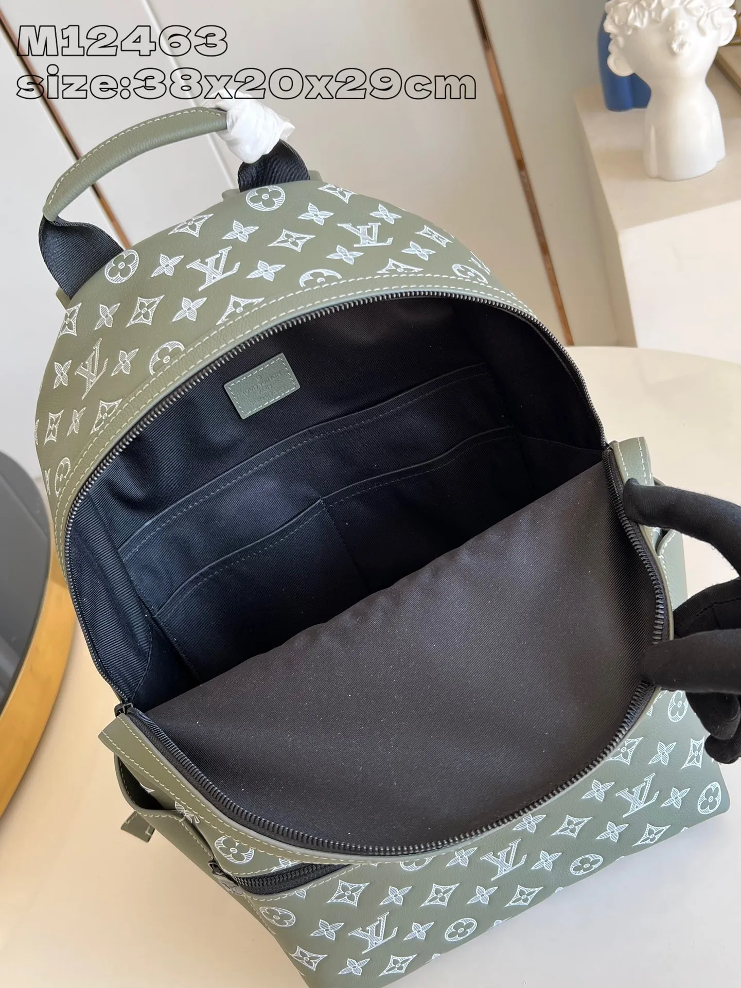 💰1340 (top-grain leather) top-quality original individual real shot M12463] This Discovery small backpack is made of Monogram Shadow embossed cow leather, injecting fresh outdoor style into the classic design. Its sleek shape features multiple internal and external pockets, making it ideal for everyday travel. 38 x 20 x 29 cm (height x width x length)