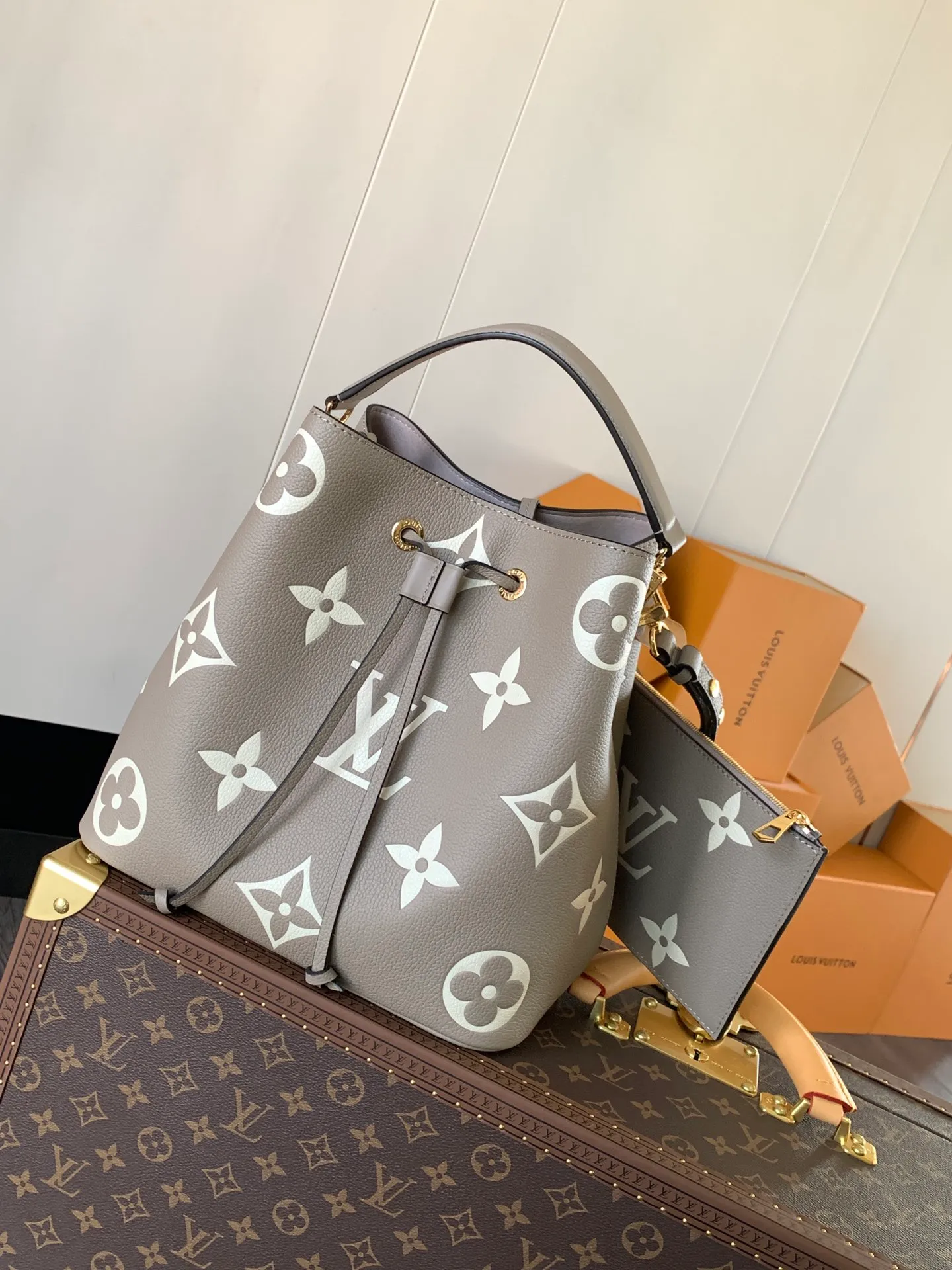 💰1140 (top-grain leather) top-grade original transcoding chip, custom-made top-grade cowhide top-grade original 🔥 M45497 black M45555 apricot This NéoNoé medium bucket bag has LV letters and Monogram flowers first printed and dyed and then embossed on the leather to confuse the eye with an eye-catching look. The inner pocket can safely store valuables, and the adjustable shoulder strap can be worn on the shoulder or cross-body. Detailed Features 26.0 x 26.0 x 17.5 cm (L x H x W) Embossed grained cowhide Grained cowhide trim Microfiber lining Metal hardware Central zip pocket Compartment Metal eyelets Shoulder strap: Removable, adjustable Strap Half-length: 31.0 cm Strap half-length adjustable to: 54.0 cm Handle: Single handle