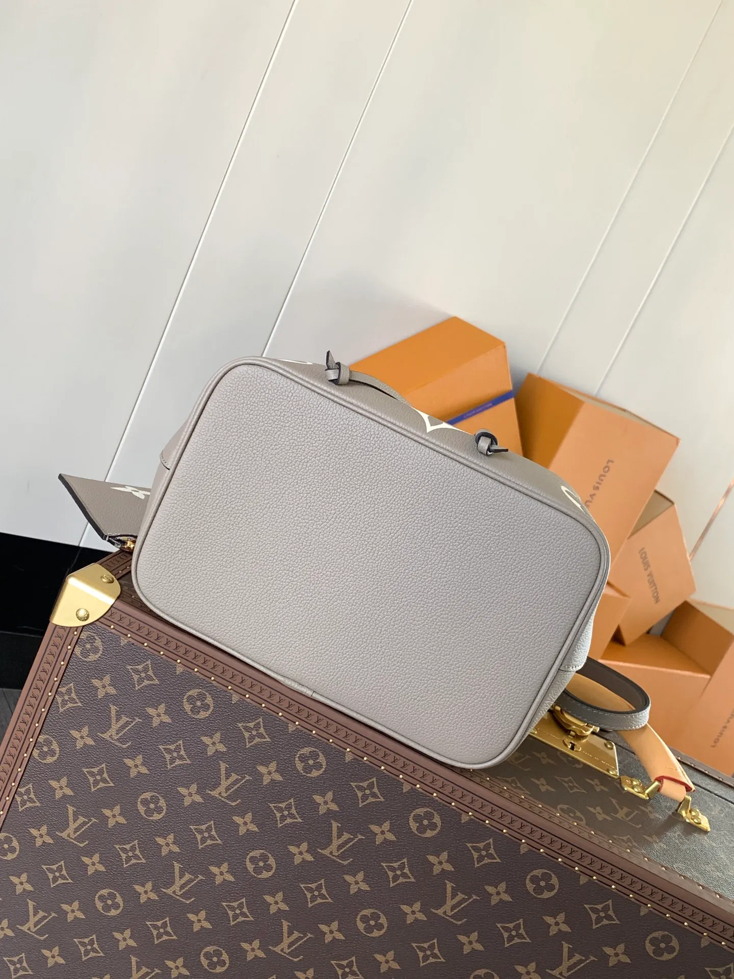 💰1140 (top-grain leather) top-grade original transcoding chip, custom-made top-grade cowhide top-grade original 🔥 M45497 black M45555 apricot This NéoNoé medium bucket bag has LV letters and Monogram flowers first printed and dyed and then embossed on the leather to confuse the eye with an eye-catching look. The inner pocket can safely store valuables, and the adjustable shoulder strap can be worn on the shoulder or cross-body. Detailed Features 26.0 x 26.0 x 17.5 cm (L x H x W) Embossed grained cowhide Grained cowhide trim Microfiber lining Metal hardware Central zip pocket Compartment Metal eyelets Shoulder strap: Removable, adjustable Strap Half-length: 31.0 cm Strap half-length adjustable to: 54.0 cm Handle: Single handle