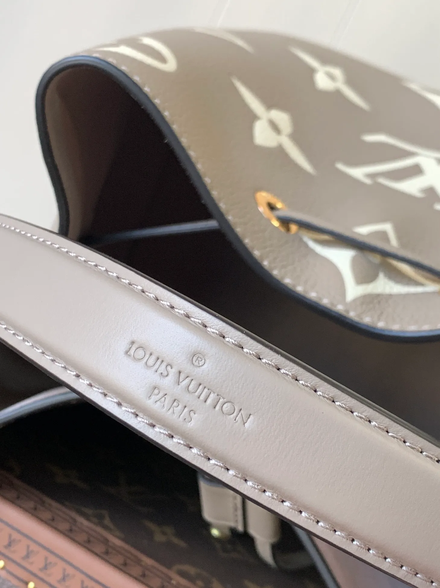 💰1140 (top-grain leather) top-grade original transcoding chip, custom-made top-grade cowhide top-grade original 🔥 M45497 black M45555 apricot This NéoNoé medium bucket bag has LV letters and Monogram flowers first printed and dyed and then embossed on the leather to confuse the eye with an eye-catching look. The inner pocket can safely store valuables, and the adjustable shoulder strap can be worn on the shoulder or cross-body. Detailed Features 26.0 x 26.0 x 17.5 cm (L x H x W) Embossed grained cowhide Grained cowhide trim Microfiber lining Metal hardware Central zip pocket Compartment Metal eyelets Shoulder strap: Removable, adjustable Strap Half-length: 31.0 cm Strap half-length adjustable to: 54.0 cm Handle: Single handle