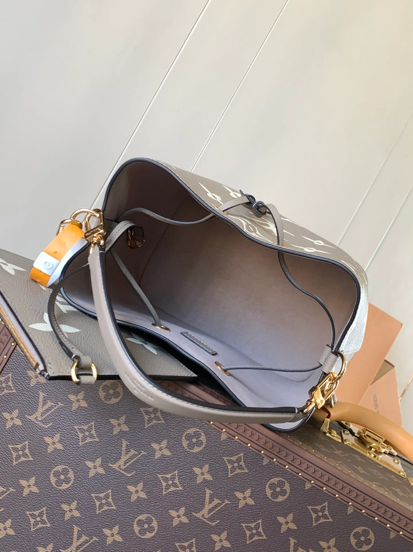💰1140 (top-grain leather) top-grade original transcoding chip, custom-made top-grade cowhide top-grade original 🔥 M45497 black M45555 apricot This NéoNoé medium bucket bag has LV letters and Monogram flowers first printed and dyed and then embossed on the leather to confuse the eye with an eye-catching look. The inner pocket can safely store valuables, and the adjustable shoulder strap can be worn on the shoulder or cross-body. Detailed Features 26.0 x 26.0 x 17.5 cm (L x H x W) Embossed grained cowhide Grained cowhide trim Microfiber lining Metal hardware Central zip pocket Compartment Metal eyelets Shoulder strap: Removable, adjustable Strap Half-length: 31.0 cm Strap half-length adjustable to: 54.0 cm Handle: Single handle