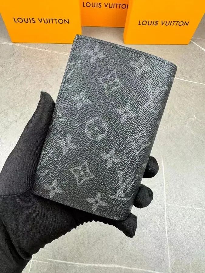 P100💰 M64502! The perfect companion for traveling in style. Lined with luxurious grained calfskin and featuring a multi-compartment interior, this is a classic travel accessory. The image of a giraffe carrying a gorgeous Louis Vuitton handbag and making a shopping spree transforms this elegant passport holder into the embodiment of cuteness. 10.0 x 14.0 x 2.5 cm (length x height x width).