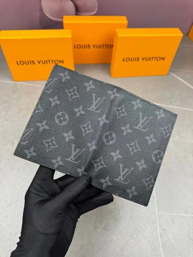 P100💰 M64502! The perfect companion for traveling in style. Lined with luxurious grained calfskin and featuring a multi-compartment interior, this is a classic travel accessory. The image of a giraffe carrying a gorgeous Louis Vuitton handbag and making a shopping spree transforms this elegant passport holder into the embodiment of cuteness. 10.0 x 14.0 x 2.5 cm (length x height x width).