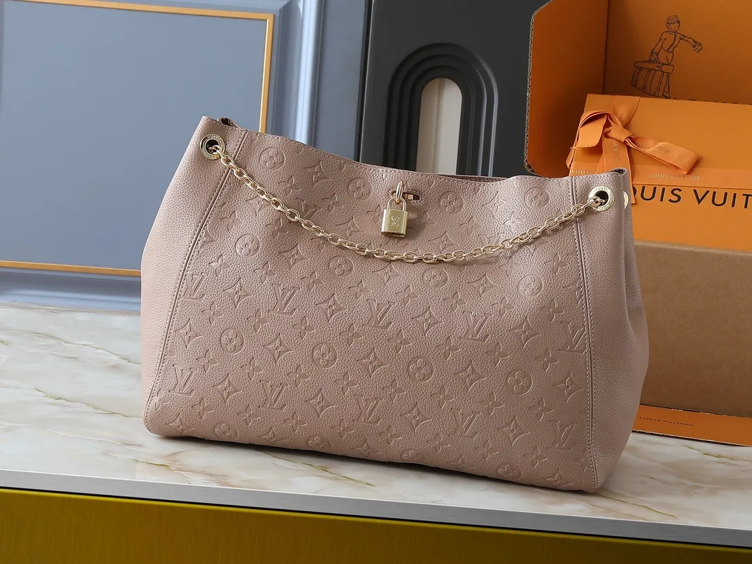 💰280💰Upgraded from the original M14324 M14414 M14659. This Anytime medium handbag looks back to the Promenade handbag that was born in 1988, making it a perfect choice for daily commuting and weekend outings. The Monogram Empreinte leather bag is embellished with shiny metal hardware, and the LV padlock can be hung from the sliding chain shoulder strap, making it easy to explore a variety of styling possibilities and carrying methods. Dimensions: 42.0 x 27.0 x 14.0 cm (length x height x width)
