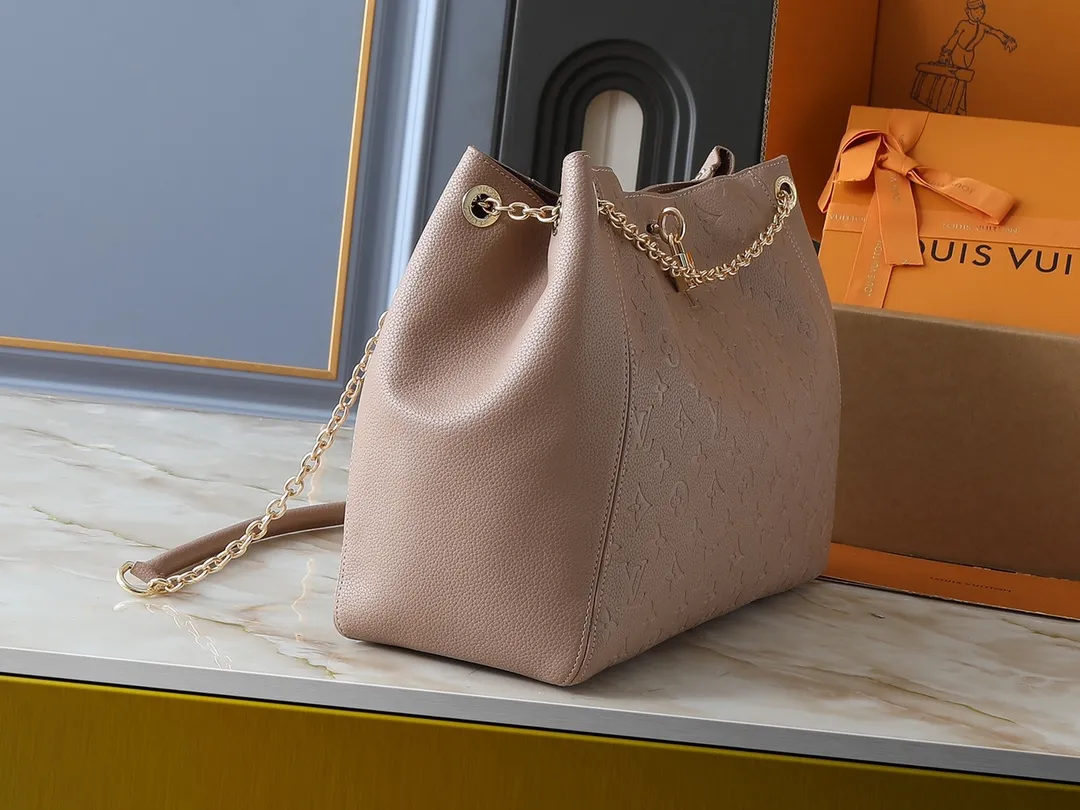 💰280💰Upgraded from the original M14324 M14414 M14659. This Anytime medium handbag looks back to the Promenade handbag that was born in 1988, making it a perfect choice for daily commuting and weekend outings. The Monogram Empreinte leather bag is embellished with shiny metal hardware, and the LV padlock can be hung from the sliding chain shoulder strap, making it easy to explore a variety of styling possibilities and carrying methods. Dimensions: 42.0 x 27.0 x 14.0 cm (length x height x width)