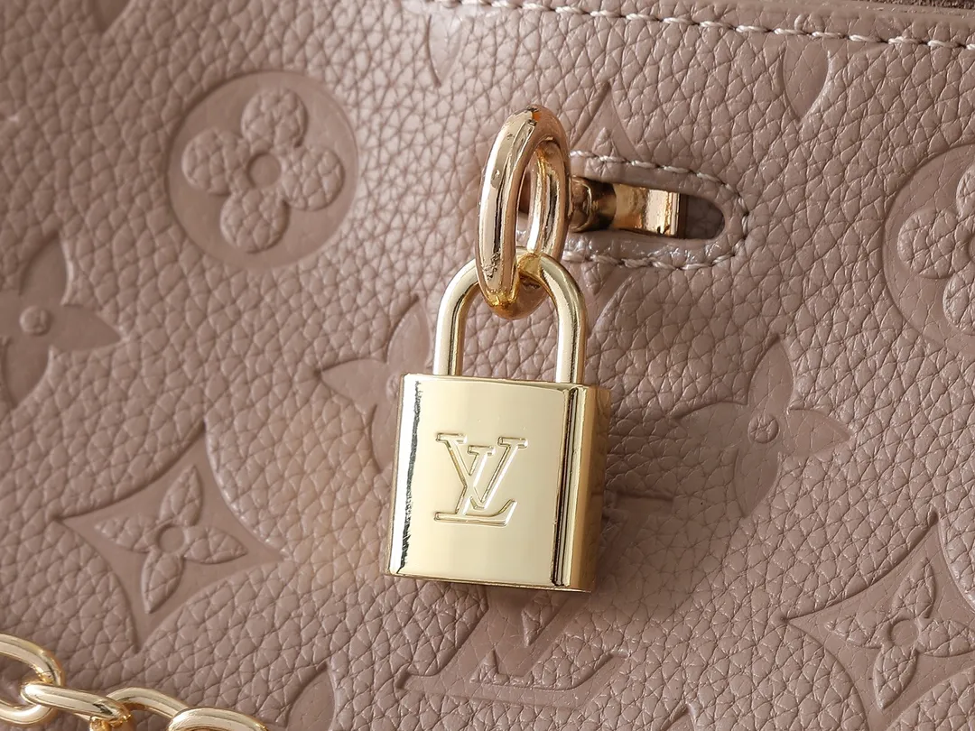 💰280💰Upgraded from the original M14324 M14414 M14659. This Anytime medium handbag looks back to the Promenade handbag that was born in 1988, making it a perfect choice for daily commuting and weekend outings. The Monogram Empreinte leather bag is embellished with shiny metal hardware, and the LV padlock can be hung from the sliding chain shoulder strap, making it easy to explore a variety of styling possibilities and carrying methods. Dimensions: 42.0 x 27.0 x 14.0 cm (length x height x width)