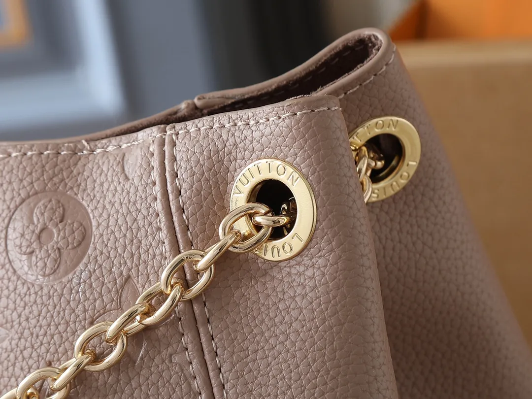 💰280💰Upgraded from the original M14324 M14414 M14659. This Anytime medium handbag looks back to the Promenade handbag that was born in 1988, making it a perfect choice for daily commuting and weekend outings. The Monogram Empreinte leather bag is embellished with shiny metal hardware, and the LV padlock can be hung from the sliding chain shoulder strap, making it easy to explore a variety of styling possibilities and carrying methods. Dimensions: 42.0 x 27.0 x 14.0 cm (length x height x width)