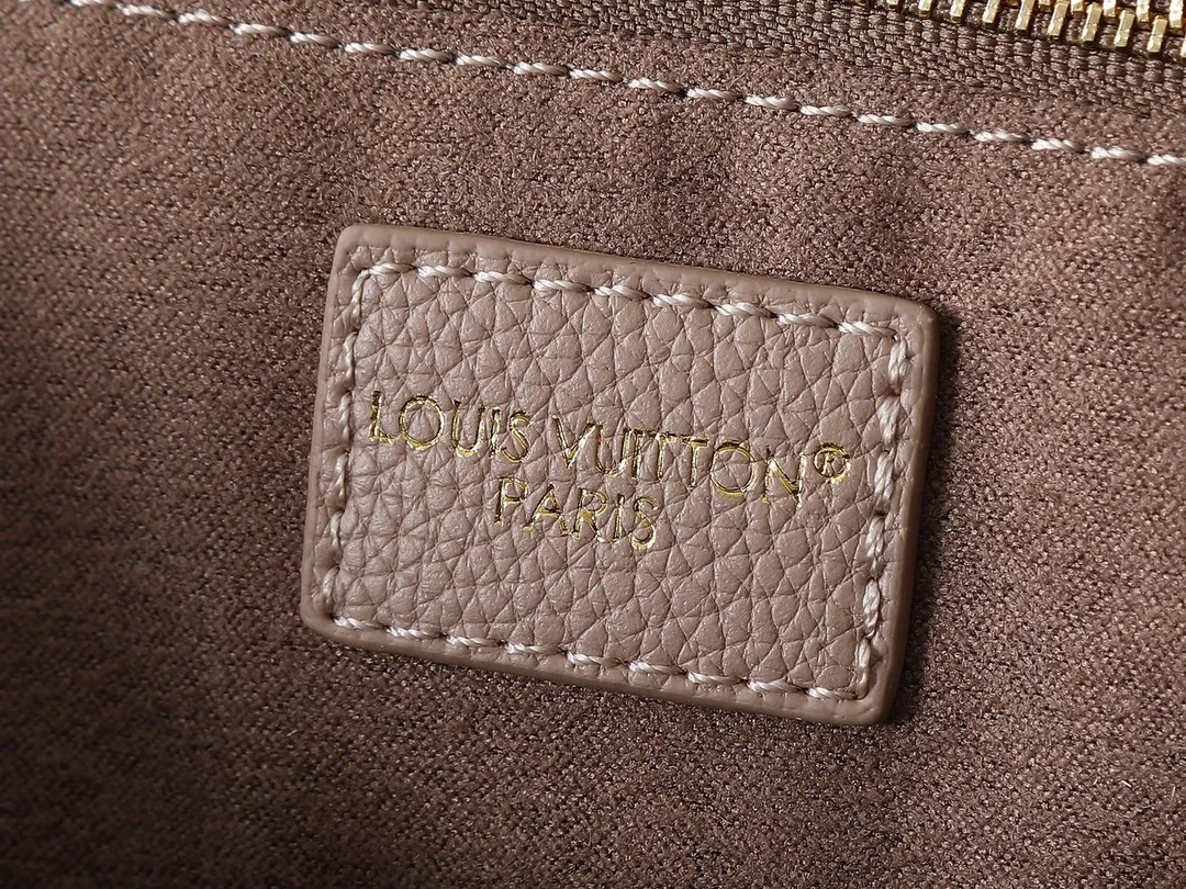 💰280💰Upgraded from the original M14324 M14414 M14659. This Anytime medium handbag looks back to the Promenade handbag that was born in 1988, making it a perfect choice for daily commuting and weekend outings. The Monogram Empreinte leather bag is embellished with shiny metal hardware, and the LV padlock can be hung from the sliding chain shoulder strap, making it easy to explore a variety of styling possibilities and carrying methods. Dimensions: 42.0 x 27.0 x 14.0 cm (length x height x width)