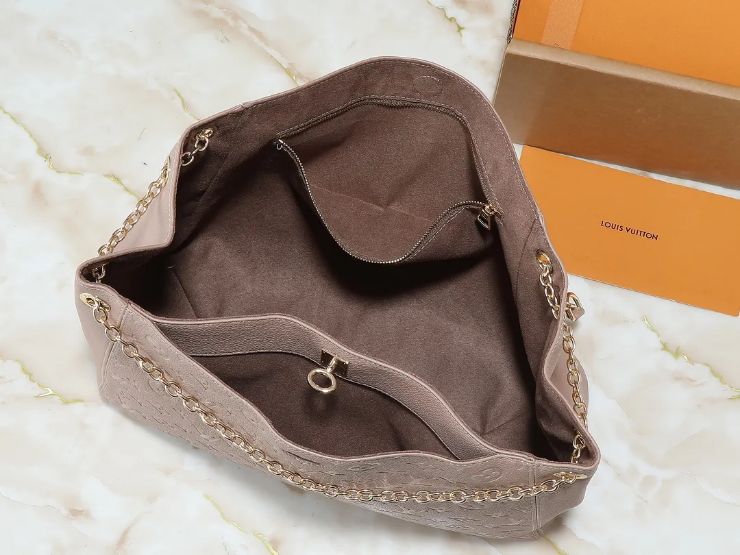 💰280💰Upgraded from the original M14324 M14414 M14659. This Anytime medium handbag looks back to the Promenade handbag that was born in 1988, making it a perfect choice for daily commuting and weekend outings. The Monogram Empreinte leather bag is embellished with shiny metal hardware, and the LV padlock can be hung from the sliding chain shoulder strap, making it easy to explore a variety of styling possibilities and carrying methods. Dimensions: 42.0 x 27.0 x 14.0 cm (length x height x width)