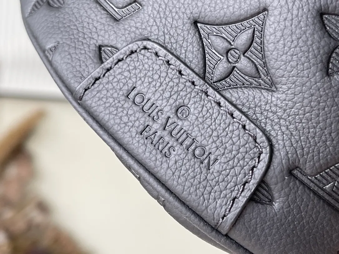 💰760 (top-grain leather) top original order M46036 This Discovery waist bag is made of soft Monogram Shadow embossed cow leather, conveying a casual personality with retro touches. Front and rear zip pockets provide easy access to your phone, keys and cards. The adjustable belt also allows for shoulder or cross-body wear. Dimensions: 44 × 15 × 9 cm