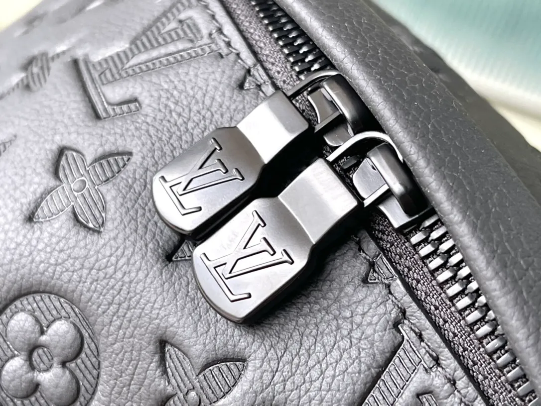 💰760 (top-grain leather) top original order M46036 This Discovery waist bag is made of soft Monogram Shadow embossed cow leather, conveying a casual personality with retro touches. Front and rear zip pockets provide easy access to your phone, keys and cards. The adjustable belt also allows for shoulder or cross-body wear. Dimensions: 44 × 15 × 9 cm