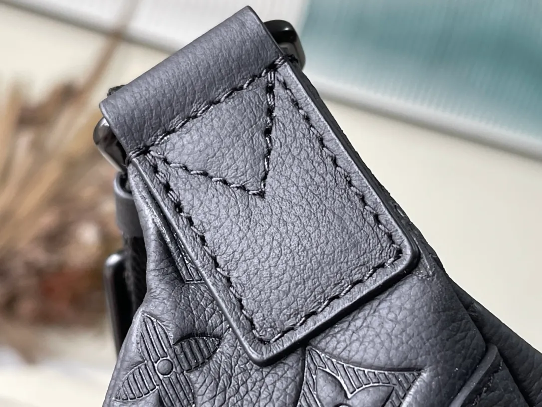 💰760 (top-grain leather) top original order M46036 This Discovery waist bag is made of soft Monogram Shadow embossed cow leather, conveying a casual personality with retro touches. Front and rear zip pockets provide easy access to your phone, keys and cards. The adjustable belt also allows for shoulder or cross-body wear. Dimensions: 44 × 15 × 9 cm