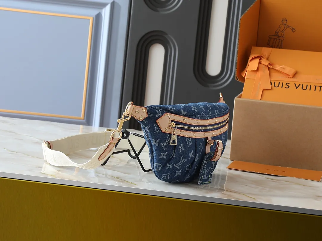 💰260💰 Upgraded original 2024 denim denim M46837 The definition of casual chic: The high-rise bag is made of Montague-coated canvas with details like a removable name tag on the natural cowhide that symbolizes the house. Removable textile strap adds a sporty touch. The soft canvas feels soft against the body, while the slim design allows for underwear. Size: 38×16×7.5cm (length x height x width)