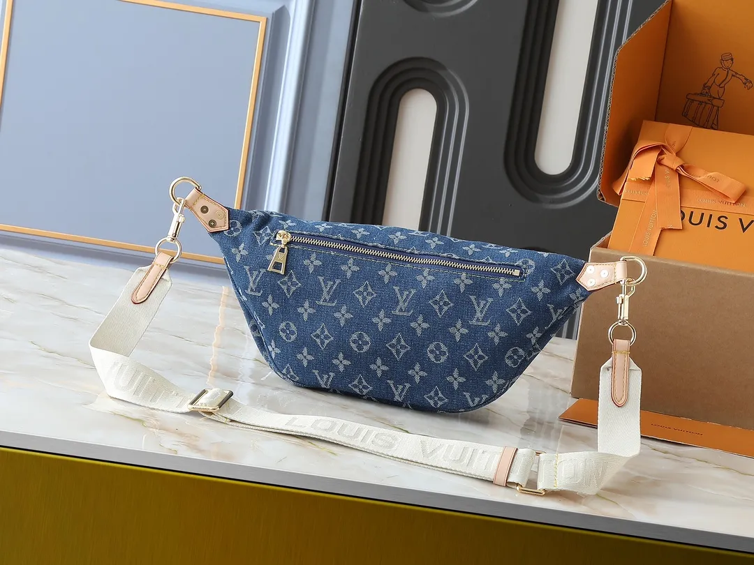 💰260💰 Upgraded original 2024 denim denim M46837 The definition of casual chic: The high-rise bag is made of Montague-coated canvas with details like a removable name tag on the natural cowhide that symbolizes the house. Removable textile strap adds a sporty touch. The soft canvas feels soft against the body, while the slim design allows for underwear. Size: 38×16×7.5cm (length x height x width)
