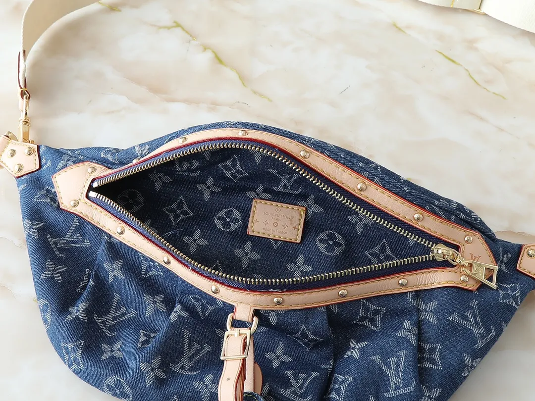 💰260💰 Upgraded original 2024 denim denim M46837 The definition of casual chic: The high-rise bag is made of Montague-coated canvas with details like a removable name tag on the natural cowhide that symbolizes the house. Removable textile strap adds a sporty touch. The soft canvas feels soft against the body, while the slim design allows for underwear. Size: 38×16×7.5cm (length x height x width)