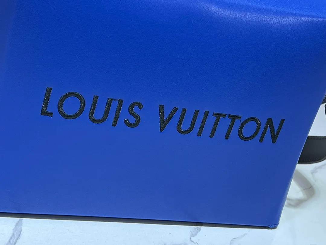 Batch 260💰Upgraded original M24455 This Shopper medium handbag draws inspiration from Louis Vuitton shopping bags, with the words Louis Vuitton and Maison Fondée En 1854 written on soft cow leather. It is equipped with a top handle and a detachable shoulder strap. Dimensions: 23.0x16.5x7.0 cm (length x height x width)