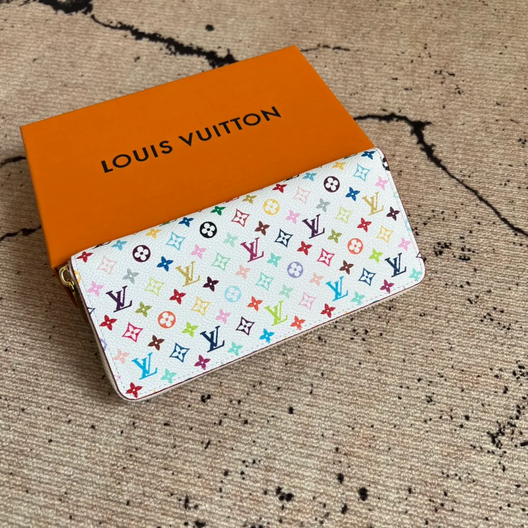 Factory price 360 ​​Top original order M13408 white color single zipper wallet series Zippy Ld zipper wallet This Monogram print is interpreted in 33 colorful colors. In 2025, Takashi Murakami and LV jointly launched the white tricolor and black tricolor. It was launched in twelve pieces and became popular around the world. It is loved by celebrities and celebrities. It is lively, childlike and friendly. This women's wallet is composed of a zipper bag and a detachable wallet. It has eight card slots, which can be loaded with cards and daily miscellaneous items at any time. The long clip is compact in size, but its storage capacity is not to be underestimated. It can be stored in any handbag! Size: 20*9*2cm.