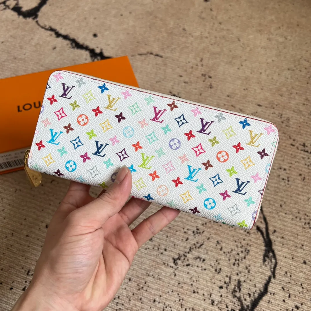 Factory price 360 ​​Top original order M13408 white color single zipper wallet series Zippy Ld zipper wallet This Monogram print is interpreted in 33 colorful colors. In 2025, Takashi Murakami and LV jointly launched the white tricolor and black tricolor. It was launched in twelve pieces and became popular around the world. It is loved by celebrities and celebrities. It is lively, childlike and friendly. This women's wallet is composed of a zipper bag and a detachable wallet. It has eight card slots, which can be loaded with cards and daily miscellaneous items at any time. The long clip is compact in size, but its storage capacity is not to be underestimated. It can be stored in any handbag! Size: 20*9*2cm.