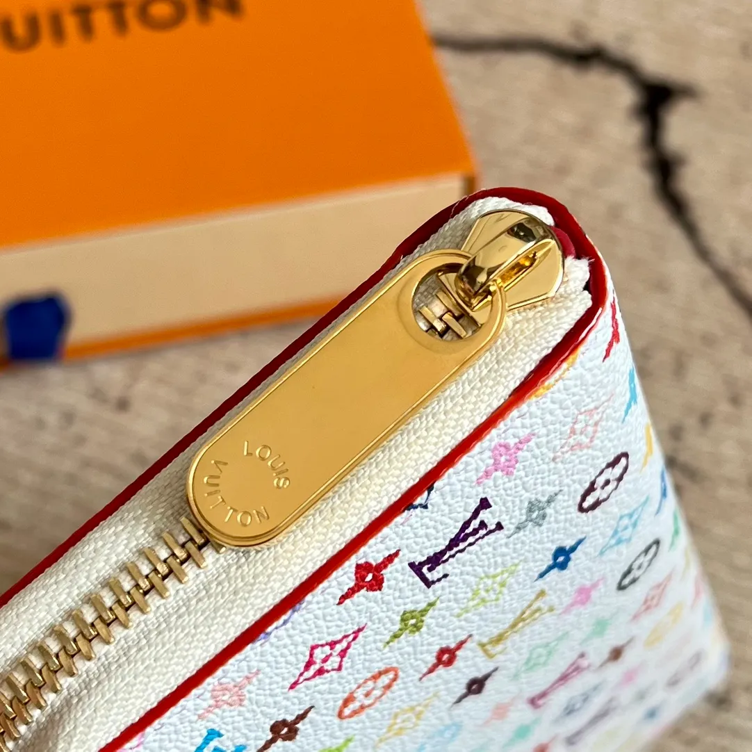 Factory price 360 ​​Top original order M13408 white color single zipper wallet series Zippy Ld zipper wallet This Monogram print is interpreted in 33 colorful colors. In 2025, Takashi Murakami and LV jointly launched the white tricolor and black tricolor. It was launched in twelve pieces and became popular around the world. It is loved by celebrities and celebrities. It is lively, childlike and friendly. This women's wallet is composed of a zipper bag and a detachable wallet. It has eight card slots, which can be loaded with cards and daily miscellaneous items at any time. The long clip is compact in size, but its storage capacity is not to be underestimated. It can be stored in any handbag! Size: 20*9*2cm.