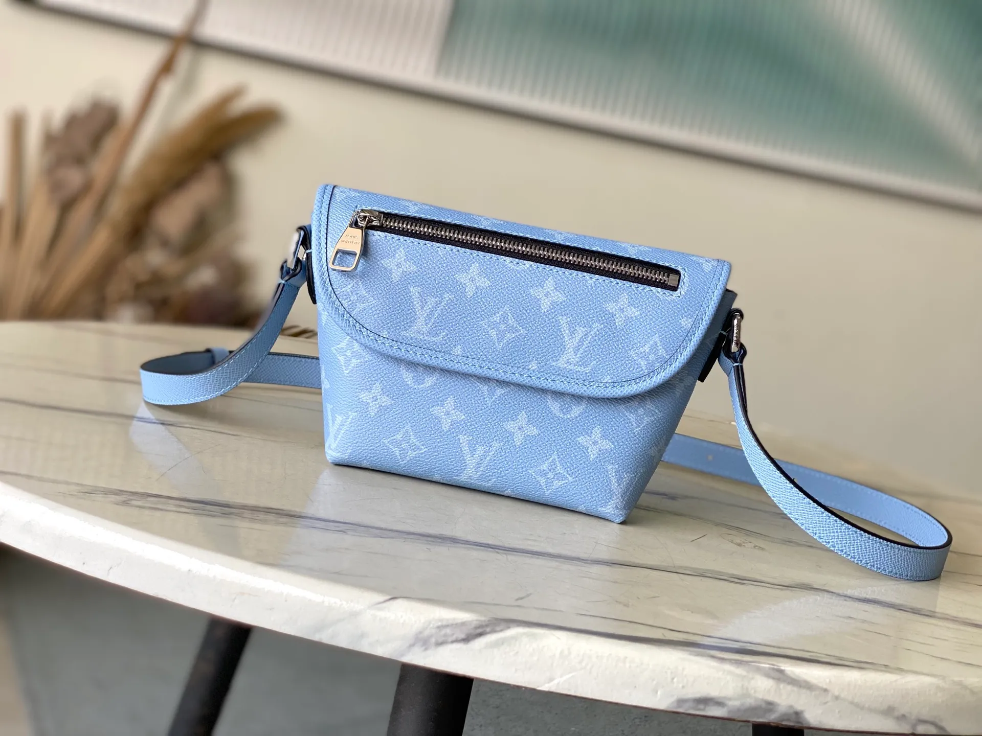 💰1040 Top original order M14116 This Pulse mini handbag is made of Monogram coated canvas and Taiga cow leather with a trapezoidal outline, releasing a dynamic atmosphere with a unique configuration. The front flap is equipped with a zipper pocket for quick access to travel essentials, and the fabric lining and patch pockets add functionality. Dimensions: 22.5 × 16 × 5 cm