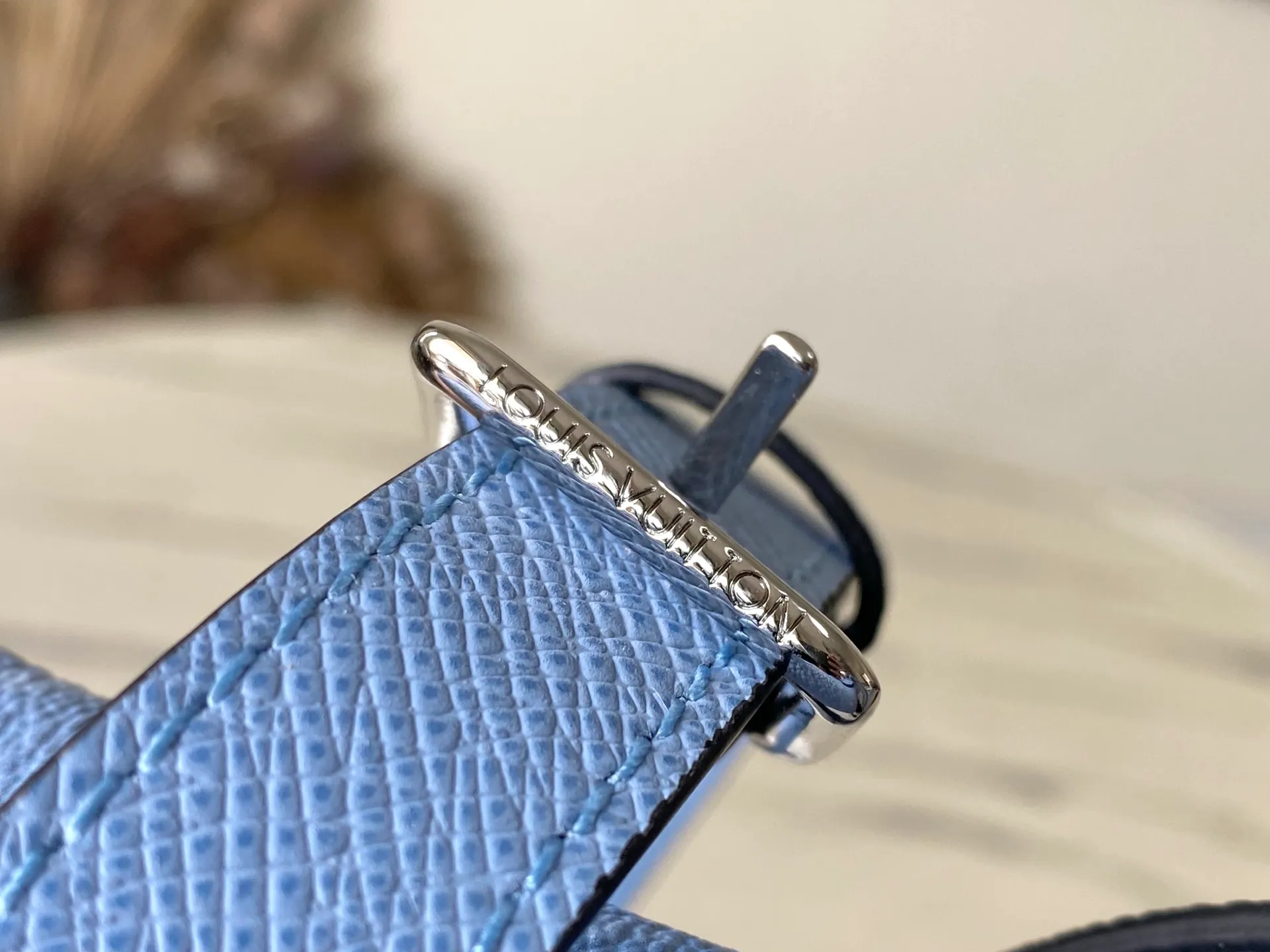 💰1040 Top original order M14116 This Pulse mini handbag is made of Monogram coated canvas and Taiga cow leather with a trapezoidal outline, releasing a dynamic atmosphere with a unique configuration. The front flap is equipped with a zipper pocket for quick access to travel essentials, and the fabric lining and patch pockets add functionality. Dimensions: 22.5 × 16 × 5 cm