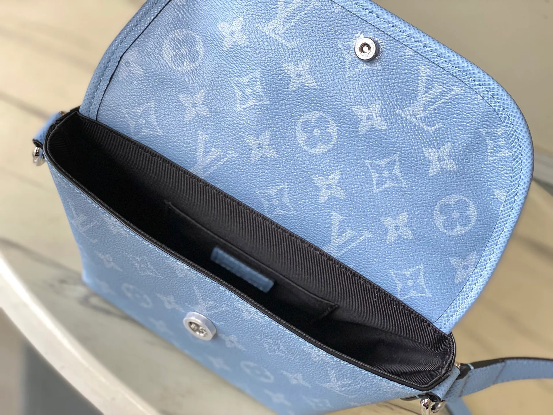 💰1040 Top original order M14116 This Pulse mini handbag is made of Monogram coated canvas and Taiga cow leather with a trapezoidal outline, releasing a dynamic atmosphere with a unique configuration. The front flap is equipped with a zipper pocket for quick access to travel essentials, and the fabric lining and patch pockets add functionality. Dimensions: 22.5 × 16 × 5 cm