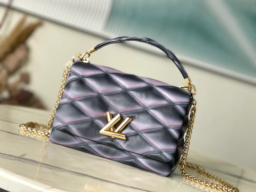 💰1360 (top layer leather) top original order M23569 black gradient This G0-14 medium handbag is made of gorgeous sheep leather, with a finger stitch pattern to pay tribute to the brand's traditional luggage design. The LV Twist twist lock highlights the eye-catching style, and the top handle can be carried by hand alone, or it can be transformed into a leather shoulder pad on the sliding chain shoulder strap for a comfortable shoulder or cross-body experience. Dimensions: 23 × 16 × 10 cm