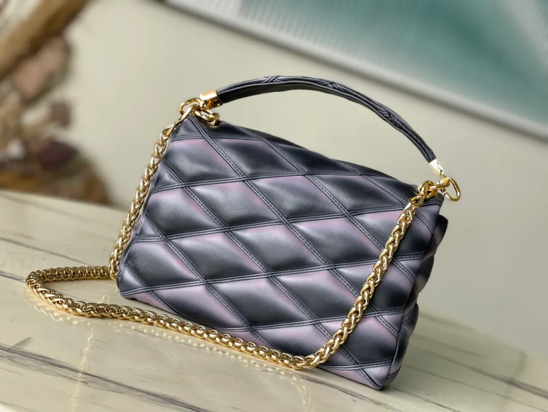 💰1360 (top layer leather) top original order M23569 black gradient This G0-14 medium handbag is made of gorgeous sheep leather, with a finger stitch pattern to pay tribute to the brand's traditional luggage design. The LV Twist twist lock highlights the eye-catching style, and the top handle can be carried by hand alone, or it can be transformed into a leather shoulder pad on the sliding chain shoulder strap for a comfortable shoulder or cross-body experience. Dimensions: 23 × 16 × 10 cm