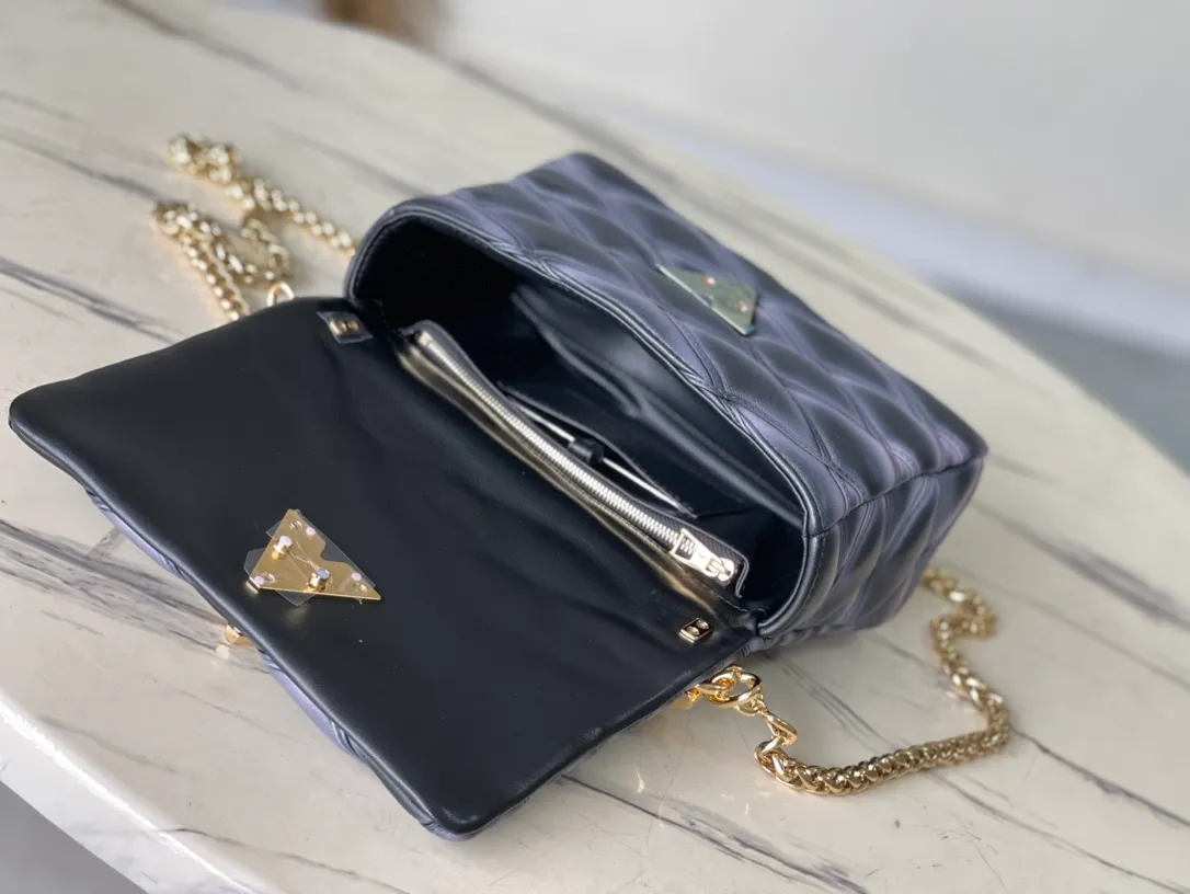 💰1360 (top layer leather) top original order M23569 black gradient This G0-14 medium handbag is made of gorgeous sheep leather, with a finger stitch pattern to pay tribute to the brand's traditional luggage design. The LV Twist twist lock highlights the eye-catching style, and the top handle can be carried by hand alone, or it can be transformed into a leather shoulder pad on the sliding chain shoulder strap for a comfortable shoulder or cross-body experience. Dimensions: 23 × 16 × 10 cm