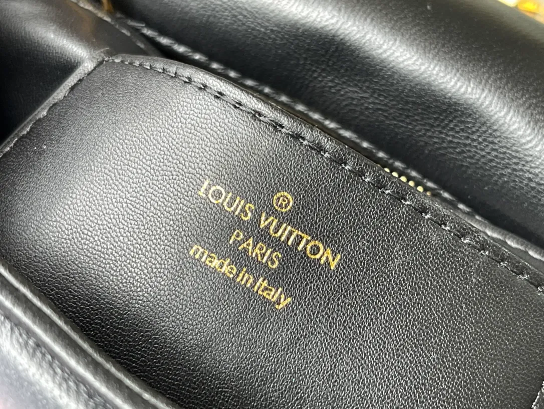 💰1360 (top layer leather) top original order M23569 black gradient This G0-14 medium handbag is made of gorgeous sheep leather, with a finger stitch pattern to pay tribute to the brand's traditional luggage design. The LV Twist twist lock highlights the eye-catching style, and the top handle can be carried by hand alone, or it can be transformed into a leather shoulder pad on the sliding chain shoulder strap for a comfortable shoulder or cross-body experience. Dimensions: 23 × 16 × 10 cm