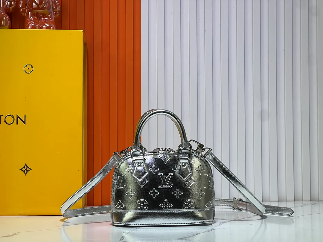 Batch 260💰M11835 M53151 M82717 The Alma mini handbag of the LVSki series draws inspiration from the Louis Vuitton archive hard box, rendering a new Monogram Miroir effect on the Monogram embossed coated canvas, highlighting the concept of retro futurism. Spacious interior patch pockets ensure organized storage. Size: 18x12x8cm