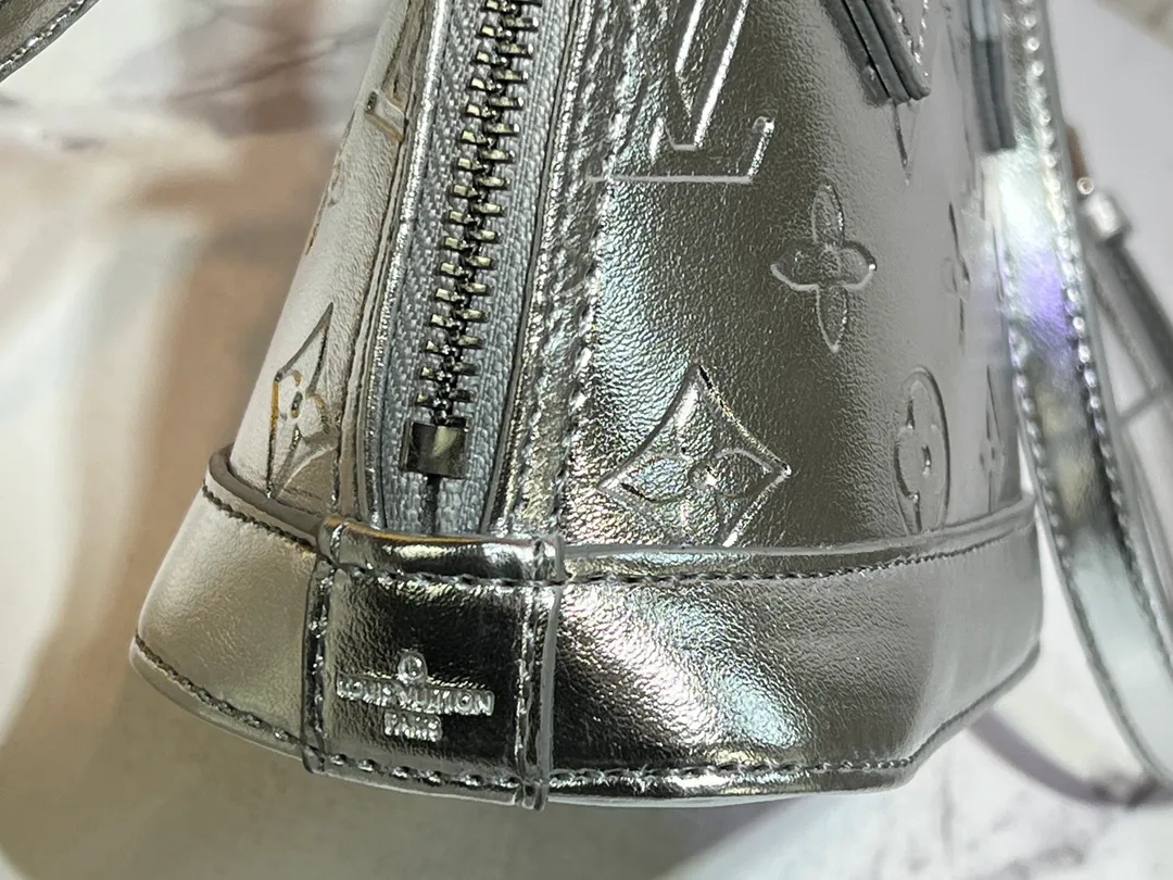 Batch 260💰M11835 M53151 M82717 The Alma mini handbag of the LVSki series draws inspiration from the Louis Vuitton archive hard box, rendering a new Monogram Miroir effect on the Monogram embossed coated canvas, highlighting the concept of retro futurism. Spacious interior patch pockets ensure organized storage. Size: 18x12x8cm