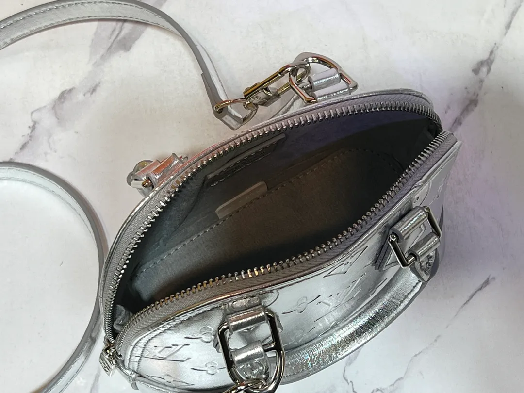 Batch 260💰M11835 M53151 M82717 The Alma mini handbag of the LVSki series draws inspiration from the Louis Vuitton archive hard box, rendering a new Monogram Miroir effect on the Monogram embossed coated canvas, highlighting the concept of retro futurism. Spacious interior patch pockets ensure organized storage. Size: 18x12x8cm