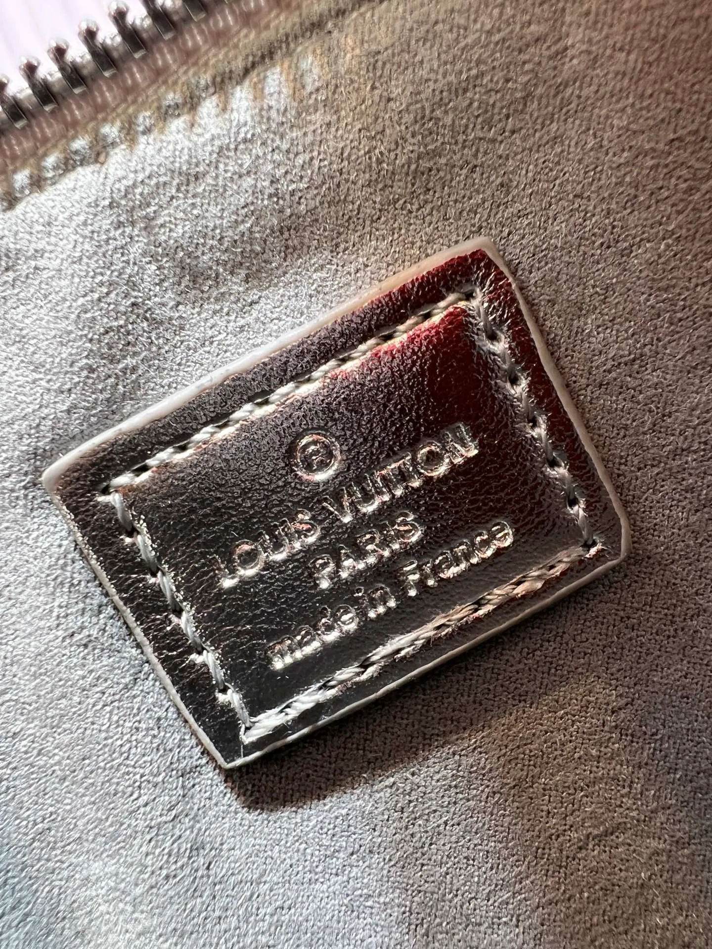 Batch 260💰M11835 M53151 M82717 The Alma mini handbag of the LVSki series draws inspiration from the Louis Vuitton archive hard box, rendering a new Monogram Miroir effect on the Monogram embossed coated canvas, highlighting the concept of retro futurism. Spacious interior patch pockets ensure organized storage. Size: 18x12x8cm