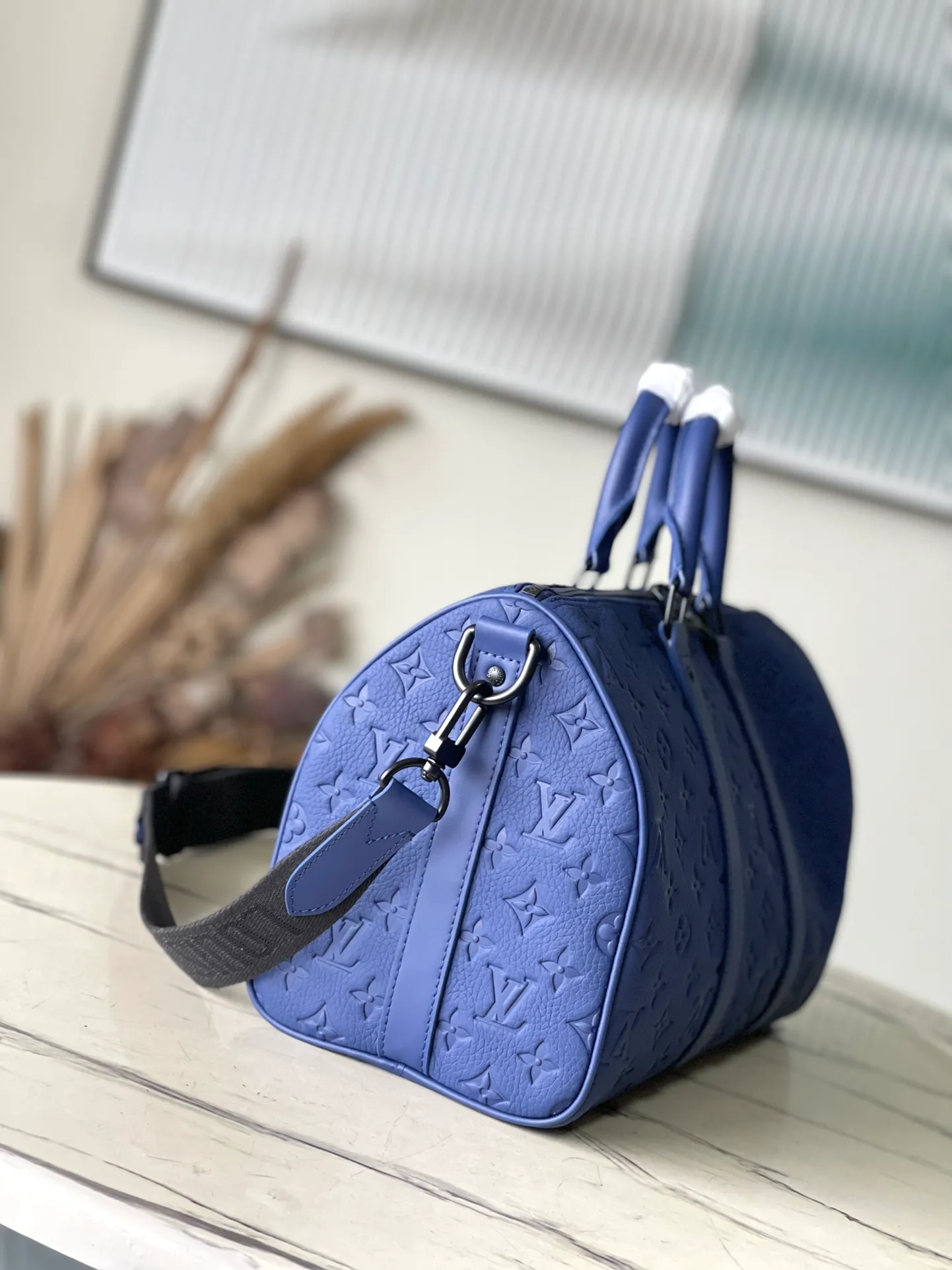 💰1180 (top-grain leather) top original order M11691 This Keepal Bandouliere 35 handbag is made of grained Taurillon cow leather embossed with Monogram pattern. It continues the classic design of the Keepall series with side straps, rolled leather handles and removable leather nameplates. Use the detachable and adjustable shoulder strap to switch between hand-held, shoulder and cross-body wear. Dimensions: 34 × 21 × 16 cm