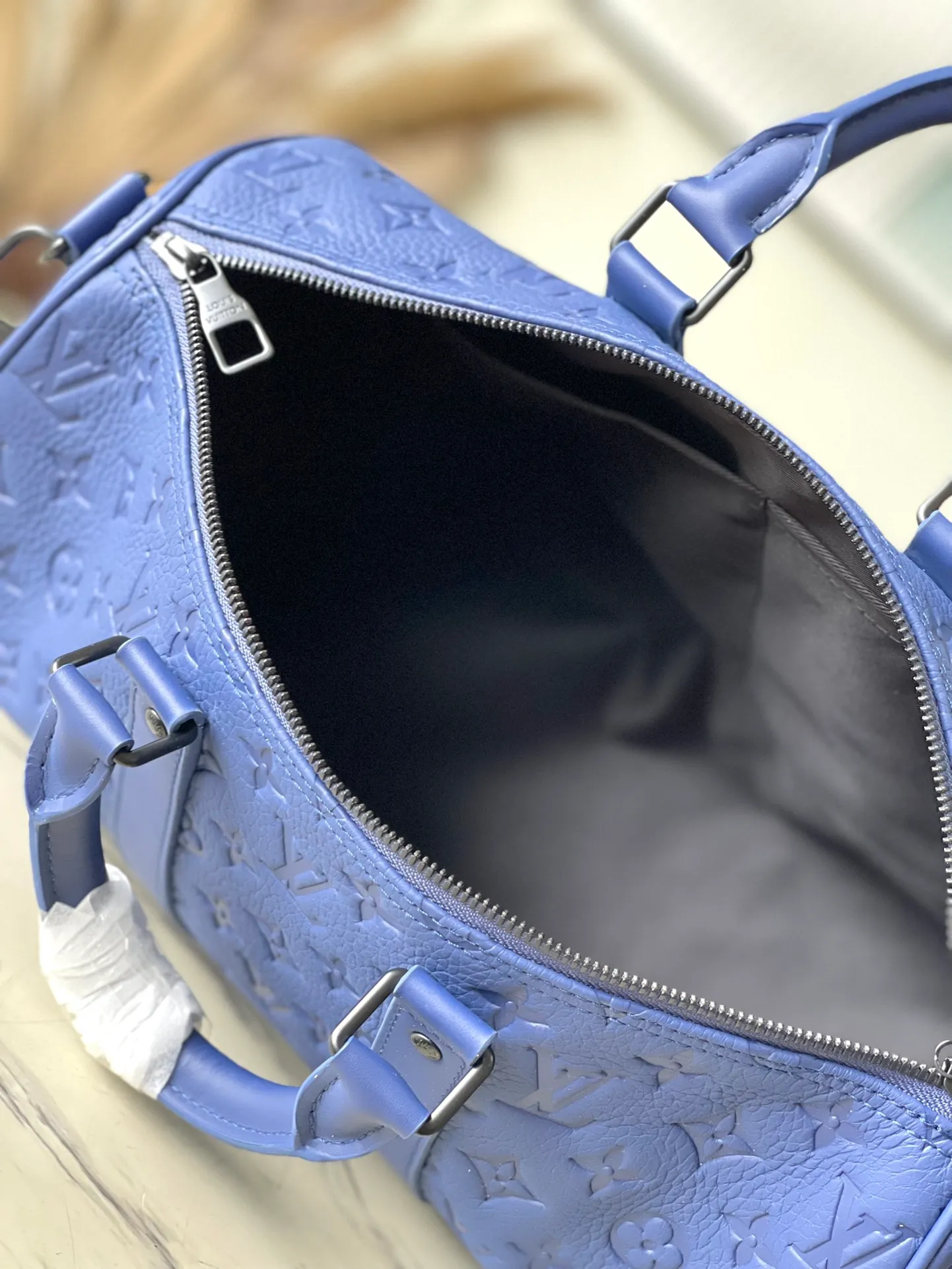 💰1180 (top-grain leather) top original order M11691 This Keepal Bandouliere 35 handbag is made of grained Taurillon cow leather embossed with Monogram pattern. It continues the classic design of the Keepall series with side straps, rolled leather handles and removable leather nameplates. Use the detachable and adjustable shoulder strap to switch between hand-held, shoulder and cross-body wear. Dimensions: 34 × 21 × 16 cm